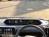 運転席正面に表示部が配置され、速度やシフト位置などを視線を大きく移さず確認できます。必要な情報を把握しやすく、日々の運転をサポートする見やすいレイアウトです。