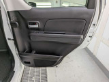 パワーウィンドウのスイッチですよ。運転席に居ながら窓を開け閉めのコントロールできます。