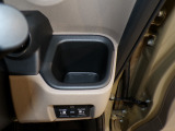 運転席の届きやすいところにドリンクホルダーがついています。視線をそらすことなく手に取れるので運転に集中できて安心ですね。