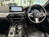 コックピットは、BMWらしくセンター・コンソールがドライバーに向けて傾けられた設計になっています。