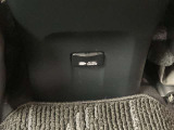 停電などの非常時には電源としても使える100V/1500Wコンセントを車内に設置。電気製品にも対応し、普段使いにもアウトドアでも大活躍!(センタコンソールリヤ部)