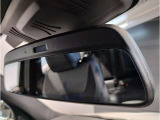 BMWではルームミラーの裏側にETCの車載器が内蔵されており、別途で車載器の購入必要なしで非常にスマート。皆様が驚かれるポイントのでもあります