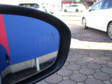 ミラー内右側に薄い△があります。ブラインドスポットモニターです。左右後ろの死角に車両がいると、△が光って教えてくれます☆