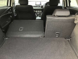 リヤシートを倒すと大きな荷物も搭載可能です。