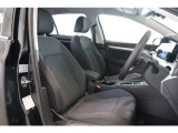 運転席/助手席です。安全装備をオプションで追加するのは日本的発想。フォルクスワーゲン車はサイドエアバッグを全車標準で装備しております。