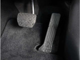 【オルガン式アクセルペダル】人間工学に基づいてオルガン式アクセルペダルを採用しております。運転時の疲労を軽減し、とっさのときの踏み間違いも起きにくくなります。