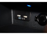小物の収納に便利なセンタートレイには携帯等のデバイスの充電可能なUSB出力電源付です。
