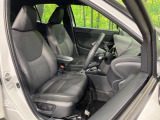 運転席まわりには十分なスペースがあり、大柄な方でもゆったり運転していただける環境です。