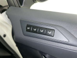 シートメモリー機能装備付きです。シートの位置をそれぞれ記憶しておく事ができるので、ご家族や、複数の方で車を乗られるオーナー様には、便利な機能です。