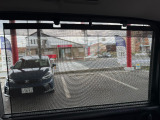 ロールサンシェイドがついていますので、日差しのまぶしさをやわらげる効果が御座いますので快適を居心地を実現。また、プライバシー保護にも役立ちます。