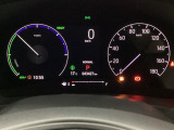 ハイブリット車専用のメーターです。右側の大型スピードメーターに加え、ステアリングスイッチを使って左のマルチインフォメーション・ディスプレイで燃費や動力伝達などの情報が見れるようになっています。