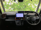 運転席から前方を見渡しやすく、メーターやナビ画面も視線の届きやすい位置にまとまっています。シートや操作部まわりも整然とし、運転に集中しやすい空間です。