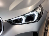 【LEDヘッドライト】先進のLEDテクノロジーを採用。放射される白色光の周波特性は太陽光に近く、バイキセノン・ヘッドライトを上回るコントラストで更に明るく輝きます!
