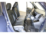 すわり心地の良い運転席・助手席です。長時間のドライブの疲れ軽減に貢献します。どうぞ快適なドライブを♪