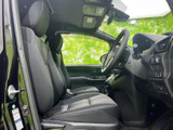 前席は座面と背もたれにゆとりを感じる形状で、視界も広く運転席まわりを見渡しやすい空間です。落ち着いた色合いでまとまり、乗り降りの際にも室内の清潔感が伝わります。