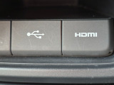 USBポート&HDMI付き。ドライブ中の充電にも対応できる便利な装備です。