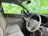前席にはゆったり座れるシートが備わり、運転席から助手席まで見通しのよい室内です。窓から光が入り、同乗者もくつろぎやすい雰囲気。乗り降りのしやすさも日常でうれしいポイントです。