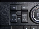 【両側電動スライドドア】ボタンを押すだけでスライドドアの開閉が可能。もちろんキーからの操作も可能。お子様を抱いている時・両手いっぱいの荷物を持ってる時など非常に役立ちます。