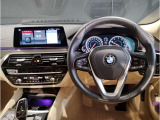【ハンドル】ドライバーとBMW車の一体感がダイレクトに伝わるステアリングホイール。形状・太さへの拘りに加えて、操作性を高める為にスイッチ類も配置。クイックかつ安定のドライビングを体感下さい!