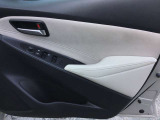 運転席のドアトリムデザインとパワーウィンドウスイッチ