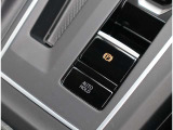 【オートホールド】 停車中にブレーキを踏み続けなくともブレーキが保持されます。発進時はアスセルを軽く踏み込むことによって解除されます。