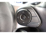 ステアリングには運転中でも簡単に操作できる各種スイッチついてます