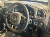 Jeepのタフさが伝わってくる太めのステアリングになっております。