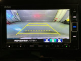 リバースギアに入れるだけで後方の表示へ切り替わります。夜間や雨の日の駐車も楽になりますよ。