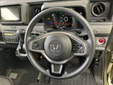 握りやすい形状のステアリングに各種スイッチを備え、運転姿勢を保ちながら手元で操作できます。メーターや周辺表示も見渡しやすい配置です。