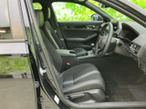 運転席と助手席は落ち着いた色合いでまとめられ、ゆったりと腰掛けやすい印象です。前方の見通しもよく、乗り降りの際にも室内全体を見渡しやすい空間です。