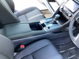 運転席からも助手席からも自由に使えるドリンクホルダー付。アームレスト付き。長距離ドライブも快適に過ごせます。