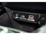 小物の収納に便利なセンタートレイには携帯等のデバイスの充電可能なUSB出力電源付です。
