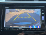 駐車時の安全確認をサポートするバックカメラも使用できます。インターナビで様々な情報を得ることもできます。