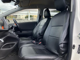 前席は身体を支える形状のシートが並び、運転席から前方を見渡しやすい視界も確保されています。落ち着いた色合いでまとまった車内は、乗り込んだ際にもすっきりとした印象。日常の移動を快適に支えます。