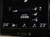 フロントシートには、シートヒーター&シートエアコンに加え、ステアリングホイール・ヒーターも装備。厳寒の地、北欧スウェーデン発祥のブランドならではのアイテムです。シートヒーターは後席にも装備しています。