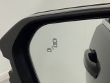 隣接する車線後方に他の車両が走行していることを知らせるブラインドスポットインフォメーションを装備。自車の車速が 20km/h以上で前進時、レーダーセンサーが検知範囲内に走行している車両を検知します。