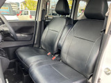 前席は身体を預けやすい形状で、運転席側からの視界も広く感じられます。シートやドアまわりは落ち着いた色合いでまとまり、乗り込むたびにゆったりと過ごせる空間です。