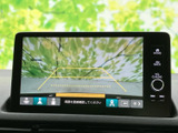 周囲の様子とガイド線を画面に表示し、駐車時に車両と周辺との位置関係を確認しやすくなっています。画面上の切り替え項目も分かりやすく、駐車操作をサポートしてくれる装備です。