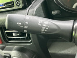 レバーに操作位置が表示されており、運転席から内容を確かめやすい設計です。前後の窓に関わる操作が手元にまとまり、天候に応じた運転を支えてくれます。