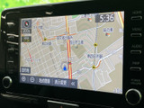 地図上に現在地や周辺の道路が表示され、目的地までの道順を確認する際に便利です。画面内の表示もまとまっており、行き先を調べながら移動の計画を立てられます。