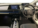 運転席周りのレイアウトをご覧ください。ナビゲーションが綺麗に装着されすっきり収まってますね!