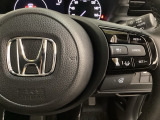 ハンドルにHondaセンシング系のクルーズコントロールやレーンキープアシストなどのスイッチが装備されています。ハンドルから手を離さず安全に操作できます。