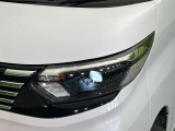 【LEDヘッドライト】悪天候や夜間走行時も良好な視界を確保し安心して運転できる高輝度LEDヘッドライトを装備!点灯速度が早く、消費電力も抑えられています。
