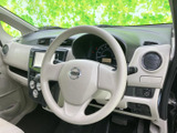 握りやすい形状で、運転中も自然な姿勢でハンドルを保持しやすい印象です。メーターの確認を妨げにくい配置で、日常の運転を落ち着いて行えます。