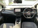 運転席からの視界が広く、隅々まではっきり見渡せます☆小物入れも多くスッキリした運転席廻り