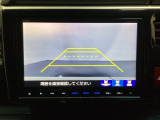 バックでの車庫入れも安心です! リアカメラが付いているバックモニター付のナビを装備しております。操作線もついており距離感も画面から確認できます。