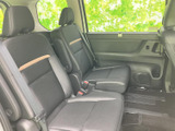 二列目は左右にシートが並び、同乗者がそれぞれ落ち着いて座れる空間です。窓から明るさが入り、乗り降りや車内での過ごしやすさも感じられます。