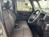 座面と背もたれにゆとりを感じる前席で、運転席からの見通しも確保されています。落ち着いた色味のシートと手の届きやすいドアまわりが、毎日の乗り降りを快適にサポートします。