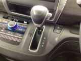 インパネシフトを採用しているので、前席の足元も広々としています。運転席と助手席の行き来もスムーズです!