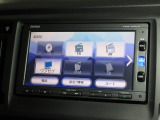 ナビゲーションは純正メモリーナビ(VXM-164CSi)を装着しております。AM、FM、CD、Bluetooth、ワンセグTVがご使用いただけます。初めて訪れた場所でも安心ですね!